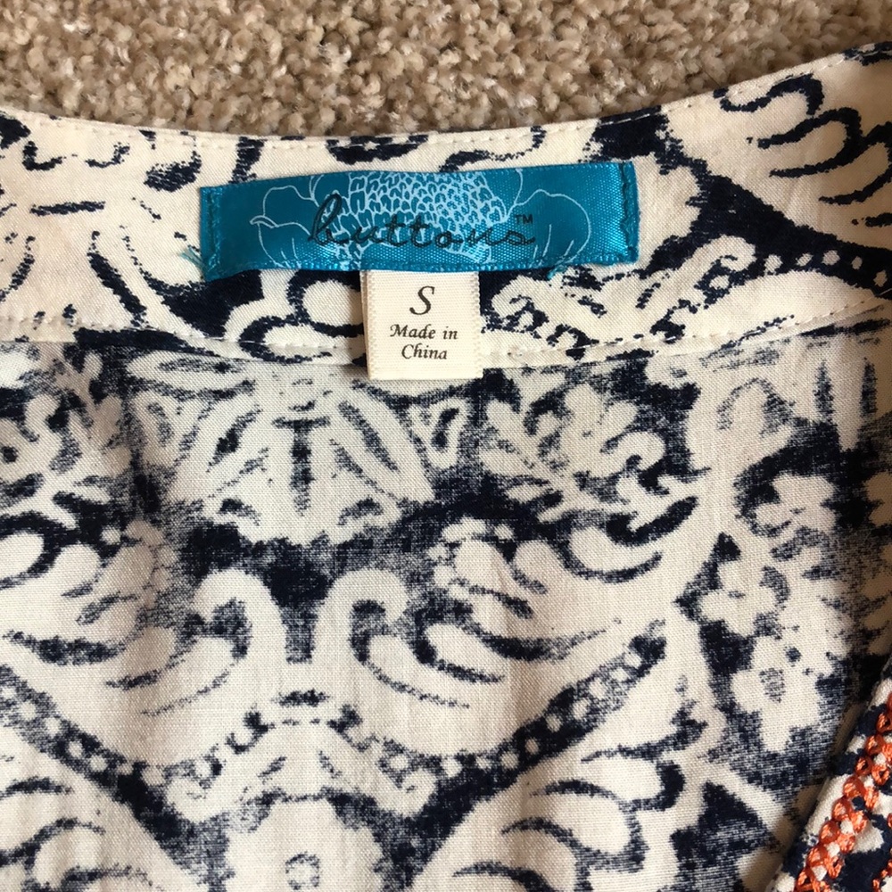 Boutique Patterned V-Neck - Picture 2 of 3